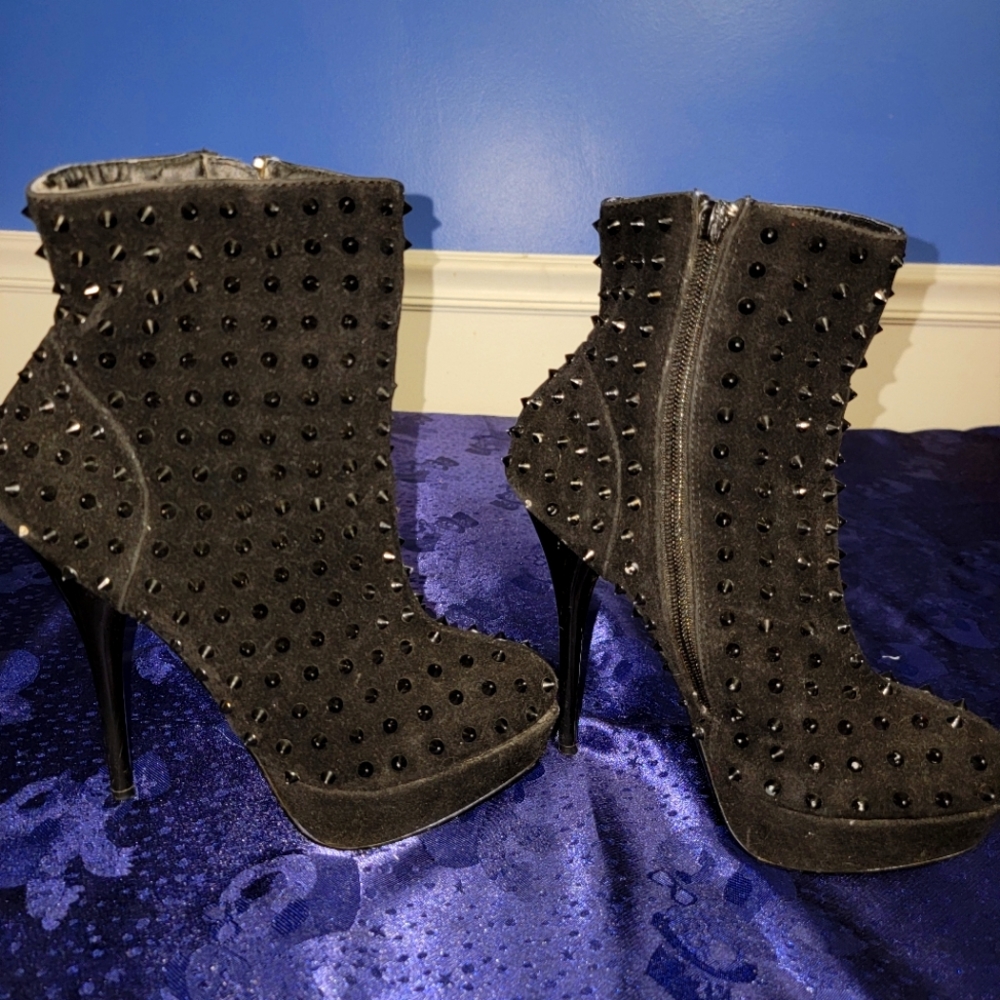 BLACK STUDDED BOOTS
